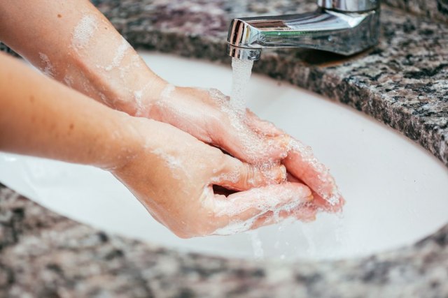 Bilo ga je po licima, rukama... Eksperiment pokazao koliko je za suzbijanje virusa važno pranje ruku